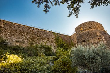 27 Ekim 2019 - Cerro al Volturno, Isernia, Molise, İtalya - Pandone Ortaçağ şatosu bir kayanın tepesinde duruyor. Büyük taş duvarlar ve gözetleme kuleleri..