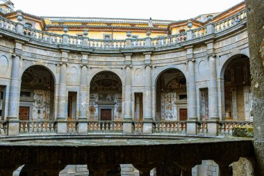 3 Haziran 2016 - Caprarola, Viterbo, Lazio, İtalya - Villa Farnese, bir Rönesans ve Mannerist yapı. Yuvarlak avlu, kemer ve kolonlar, portreler ve freskli koridorlar..