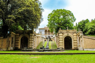 3 Haziran 2016 - Caprarola, Viterbo, Lazio, İtalya - Villa Farnese, bir Rönesans ve Mannerist yapı. Kumarhaneli villanın bahçesi, küçük bir yazlık, heykeller ve çeşmeler..