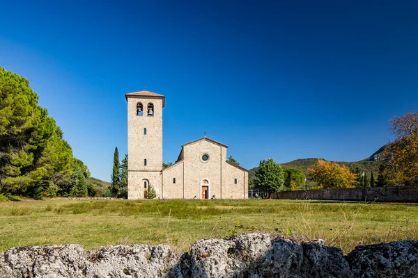 ヴィンチェンツォ ボルトゥーノ San Vinczo Volturno ヴィンチェンツォ城とロチェッタ ボルトゥーノ城の領域に位置するベネディクト会修道院である 新修道院の教会 — ストック写真
