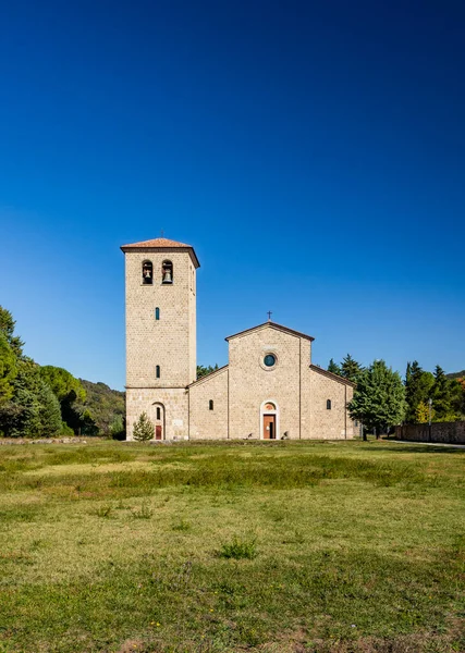 ヴィンチェンツォ ボルトゥーノ San Vinczo Volturno ヴィンチェンツォ城とロチェッタ ボルトゥーノ城の領域に位置するベネディクト会修道院である 新修道院の教会 — ストック写真