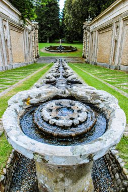 3 Haziran 2016 - Caprarola, Viterbo, Lazio, İtalya - Villa Farnese, bir Rönesans ve Mannerist yapı. Villa bahçesinde (park) perspektifi güzel bir çeşme ile.