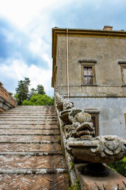 3 Haziran 2016 - Caprarola, Viterbo, Lazio, İtalya - Villa Farnese, bir Rönesans ve Mannerist yapı. Kumarhaneli villanın bahçesi, heykeller ve fıskiyeler. Büyük bir merdiven..