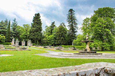 3 Haziran 2016 - Caprarola, Viterbo, Lazio, İtalya - Villa Farnese, Rönesans ve Mannerist yapı. Villa 'nın bahçesinde de heykeller, çeşmeler ve otlar vardır..