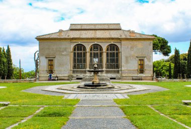 3 Haziran 2016 - Caprarola, Viterbo, Lazio, İtalya - Villa Farnese, Rönesans ve Mannerist yapı. Kumarhaneli villanın bahçesi, heykeller ve fıskiyeler. İnsanlar ve aileler parkı ziyaret ediyor..