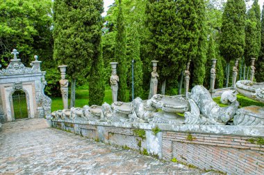 3 Haziran 2016 - Caprarola, Viterbo, Lazio, İtalya - Villa Farnese, Rönesans ve Mannerist yapı. Villa 'nın bahçesinde de heykeller, çeşmeler ve otlar vardır..