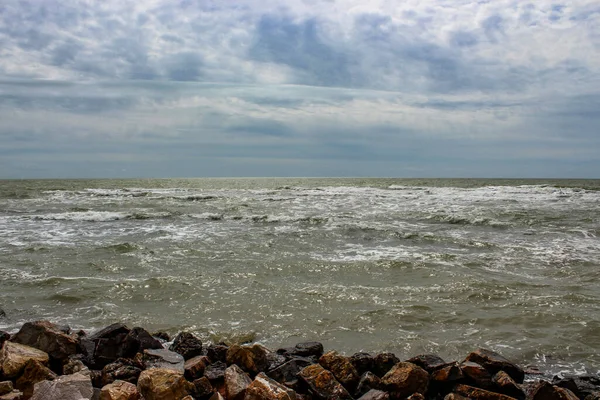 Грубое Мутное Море Дождливый Зимний День Облачно Голубое Небо — стоковое фото