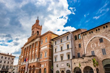 1 Haziran 2019 - Foligno, Perugia, Umbria, İtalya - 1 Haziran 2019 - Foligno, Perugia, Umbria, İtalya - Belediyenin ana meydanı. Yazın beyaz bulutlu mavi gökyüzü.