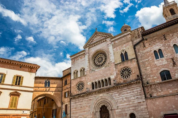 Foligno Meydanındaki San Feliciano Katedrali Yan Cephede Tane Rozet Camlar — Stok fotoğraf