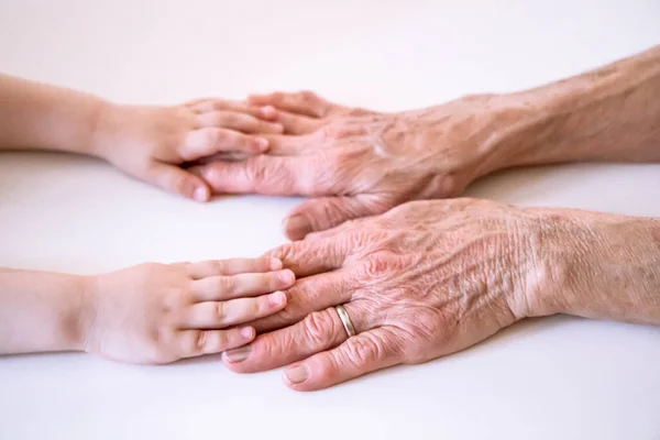Літня Жінка Старенька Бабуся Тримає Маленькі Руки Своєї Онучки Сімейна — стокове фото