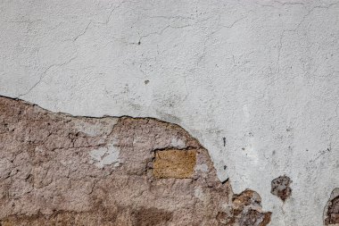 Gri duvar zaman, kötü hava ve nem yüzünden mahvoldu. Çatlaklar, küf, soyulmuş boya ve alçı. Tuğlalar açıldı. Doku, malzeme arkaplan.