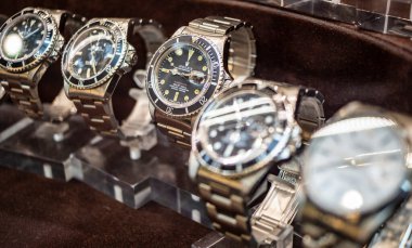 4 Eylül 2019 - Roma, Lazio, İtalya - Rolex saatleri bir kuyumcunun, saatçinin vitrininde sergileniyor. Rolex Oyster Daimi Denizaltı