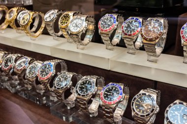 4 Eylül 2019 - Roma, Lazio, İtalya - Rolex saat tamircisi bir kuyumcunun vitrininde sergileniyor. Rolex İstiridye Daimi Denizaltı