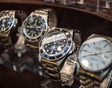 4 Eylül 2019 - Roma, Lazio, İtalya - Rolex saatleri bir kuyumcunun, saatçinin vitrininde sergileniyor. Rolex Oyster Daimi Denizaltı