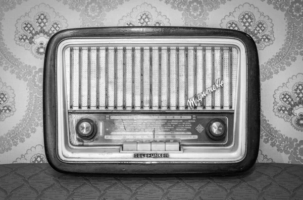 Mars 2020 Rom Italien Telefunken Mignonette Gammal Transistorradio Med Knoppar — Stockfoto
