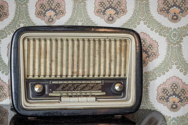 Старый Радиоприемник Ручками Кнопками Ручной Настройки Заднем Плане Старинные Обои — стоковое фото