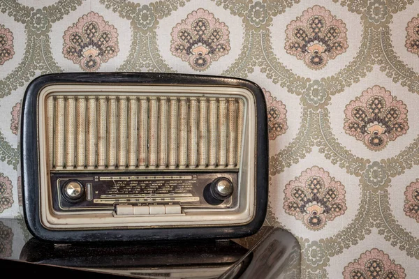Старый Радиоприемник Ручками Кнопками Ручной Настройки Заднем Плане Старинные Обои — стоковое фото
