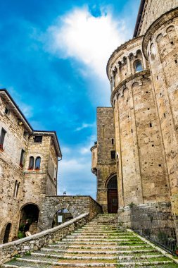 Piazza Innocenzo III 'teki Santa Maria Annunziata Katedrali' nin üç maymunu. Orta Çağ 'dan kalma taş binalar. Anagni, Frosinone, İtalya.