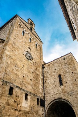 Piazza Innocenzo III 'teki Santa Maria Annunziata Katedrali' nin yan cephesinde, gül pencereli. Orta Çağ 'dan kalma taş binalar. Anagni, Frosinone, İtalya.