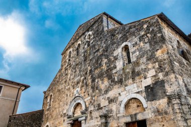 Santa Maria Annunziata Katedrali 'nin taş cephesi, Roma tarzında, bir çıkıntısı ve üç kapısı var. Anagni, Frosinone, İtalya.