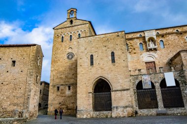Piazza Innocenzo III 'teki Santa Maria Annunziata Katedral Bazilikası' nın yan cephesi. Orta Çağ 'dan kalma taş binalar. Papa VIII. Boniface 'in heykeliyle. Anagni, Frosinone, İtalya.