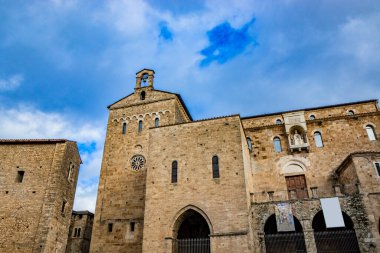Piazza Innocenzo III 'teki Santa Maria Annunziata Katedral Bazilikası' nın yan cephesi. Orta Çağ 'dan kalma taş binalar. Papa VIII. Boniface 'in heykeliyle. Anagni, Frosinone, İtalya.