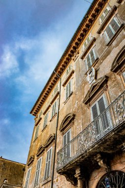 Anagni, Frosinone, İtalya 'nın merkezinde, zaman tarafından yıkılmış antik bir saray. Demir parmaklıklı balkon, mermer çerçeveli pencereler, dekorasyon ve ahşap panjurlar..