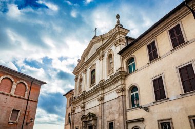 San Giovanni De Duca Barok Kilisesi, Piazza Dante, Anagni, Frosinone, İtalya. Bulutlu mavi gökyüzü.