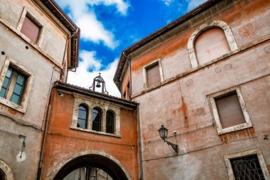 Dante Meydanı manzarası. Kemerli, üç pencereli ve zilli eski bir bina. Anagni, Frosinone, İtalya.