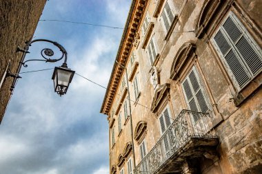 Anagni, Frosinone, İtalya 'nın merkezinde, zaman tarafından yıkılmış antik bir saray. Demir parmaklıklı balkon, mermer çerçeveli pencereler, dekorasyon ve ahşap panjurlar..