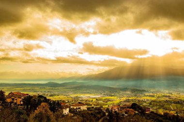 Gün batımında Valle del Sacco 'nun güzel manzarası, Anagni, Frosinone, İtalya' dan. Bulutlarda, dağlarda ve yeşil vadide ışık huzmeleri.
