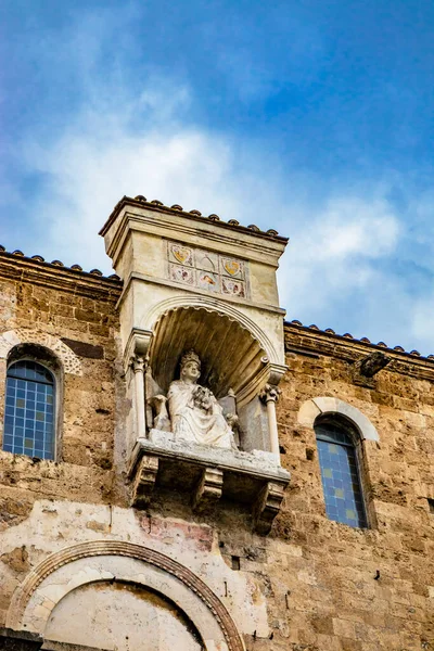 サンタ マリア アンヌンツィアータ大聖堂 広場Innocentzo Iii 教皇ボニファス8世の像とニッチ 座って祝福 大聖堂のテラスで Anagni フロジノーネ — ストック写真