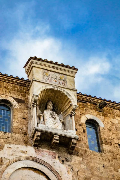 サンタ マリア アンヌンツィアータ大聖堂 広場Innocentzo Iii 教皇ボニファス8世の像とニッチ 座って祝福 大聖堂のテラスで Anagni フロジノーネ — ストック写真