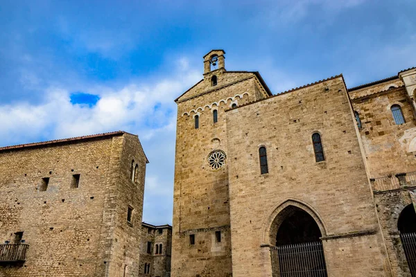 位于Innocenzo Iii广场的Santa Maria Annunziata大教堂大教堂的侧面立面 中世纪的石头建筑 尼切尔和教皇波尼法斯八世的雕像Anagni Frosinone 意大利 — 图库照片