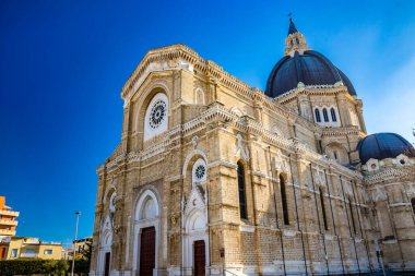 San Pietro Apostolo Katedrali, ayrıca Duomo Tonti olarak da bilinir, Paolo Tonti tarafından, servetini inşası için bağışladı. Cephe, gül pencereleri, kapılar, kubbe ve maymun. Cerignola, Puglia, İtalya.