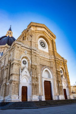 San Pietro Apostolo Katedrali, ayrıca Duomo Tonti olarak da bilinir, Paolo Tonti tarafından, servetini inşası için bağışladı. Gül pencereli, kapılı ve kubbeli bir cephe. Cerignola, Puglia, İtalya.