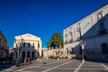 Belediye Tiyatrosu Saverio Mercadante, 1868. İki galeriyle ön cephe. Eski bina, balkonlar, demir parmaklıklar, özgürlük tarzı sokak lambaları. Giacomo Matteotti Meydanı, Cerignola, Puglia, İtalya.