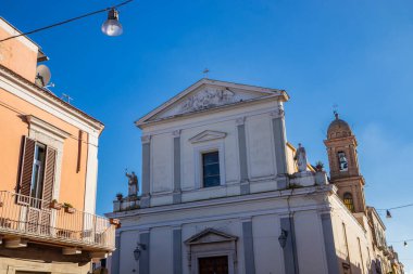 Kutsal Bakire Meryem Varsayımı Kilisesi 'nin cephesi, Chiesa dell' Assunzione della Beata Vergine Maria. Arka planda çan kulesi, heykeller ve mermer heykeller. Cerignola, Puglia, İtalya.
