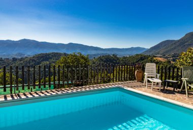 Yazın, sabah güneşiyle dağlarda inanılmaz bir yüzme havuzu. Rahatlama, tatil, lüks, dinlenme, tatil, boş zaman kavramı.