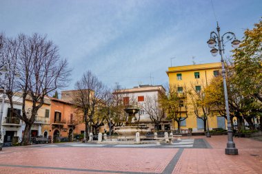 2 Aralık 2018 - Grottaferrata, Roma, İtalya - Grottaferrata 'nın ana meydanı, Roma' da Frascati yakınlarında, bir sonbahar, kış akşamı. Roma Kalelerinde..