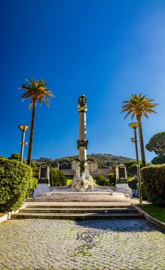 Piazza Guglielmo Marconi 'deki Savaş Anıtı. Kanatlı Zafer 'in bronz heykeli, büyük sütun ve su püskürten çeşme. Frascati, Roma, Lazio, İtalya, Roma Kaleleri