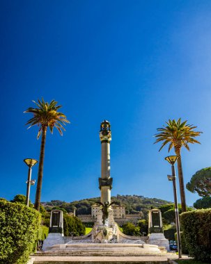 Piazza Guglielmo Marconi 'deki Savaş Anıtı. Kanatlı Zafer 'in bronz heykeli, büyük sütun ve su püskürten çeşme. Frascati, Roma, Lazio, İtalya, Roma Kaleleri