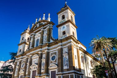 1598 'de Ottaviano Nonni tarafından tasarlanan Aziz Peter Havarisi Katedral Bazilikası. Ön cephe Gerolamo Fontana tarafından eklendi. 1943 'te bombalanarak yıkıldı. Frascati, Roma, Lazio, İtalya, Roma Kaleleri