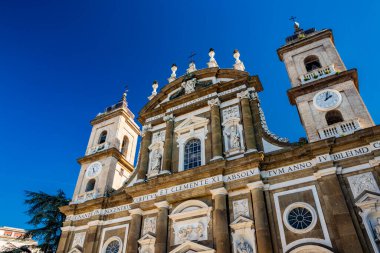 1598 'de Ottaviano Nonni tarafından tasarlanan Aziz Peter Havarisi Katedral Bazilikası. Ön cephe Gerolamo Fontana tarafından eklendi. 1943 'te bombalanarak yıkıldı. Frascati, Roma, Lazio, İtalya, Roma Kaleleri