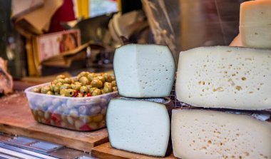 Geleneksel ve hakiki İtalyan yemeği, zeytin ve peyniri bir sokak satıcısının tezgahında. Frascati, Ariccia, Roma, Lazio, İtalya, Roma Kaleleri