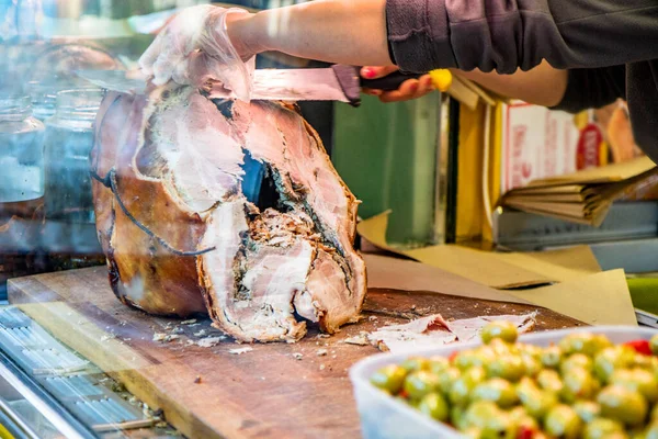 Das Traditionelle Schweinefleisch Von Ariccia Auf Der Theke Eines Straßenhändlers — Stockfoto