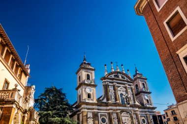 1598 'de Ottaviano Nonni tarafından tasarlanan Aziz Peter Havarisi Katedral Bazilikası. Ön cephe Gerolamo Fontana tarafından eklendi. 1943 'te bombalanarak yıkıldı. Frascati, Roma, Lazio, İtalya, Roma Kaleleri