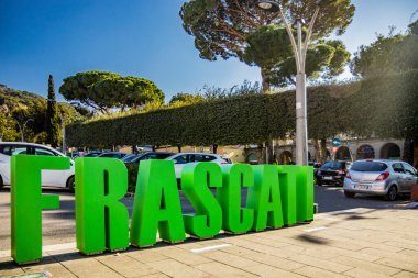 17 Şubat 2019 - Frascati, Roma, Lazio, İtalya - Frascati 'nin merkezinde Piazza Guglielmo Marconi, karşılama mesajıyla. Park, arabalar, ağaçlar, çitler..