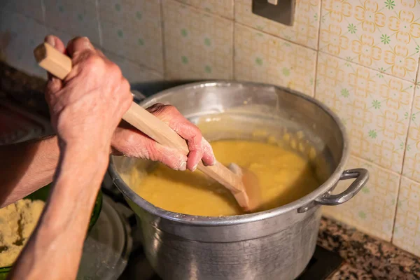 Cocinar Polenta Comida Típica Tradicional Italiana Hecha Con Harina Maíz — Foto de Stock