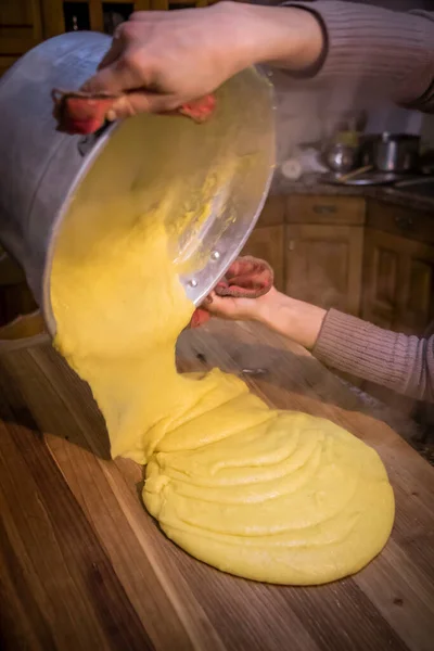 Polenta Kochen Typische Traditionelle Italienische Speisen Die Mit Maismehl Und — Stockfoto